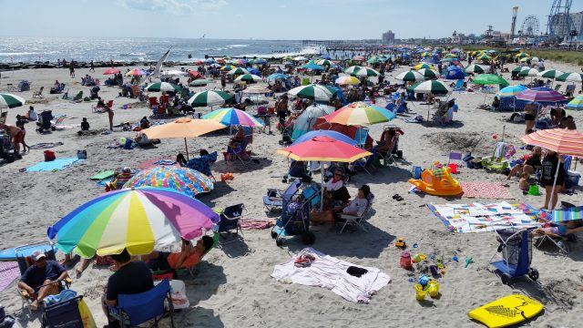 1.4 labor day tourists crowded beach