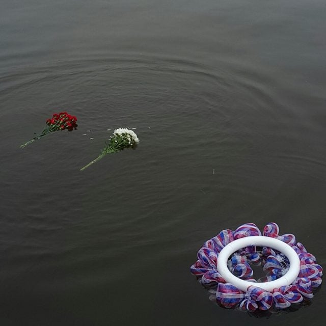 1.4 roses and wreaths tossed into the waters