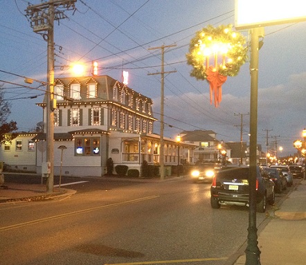 lit-wreaths-on-bay-ave-4